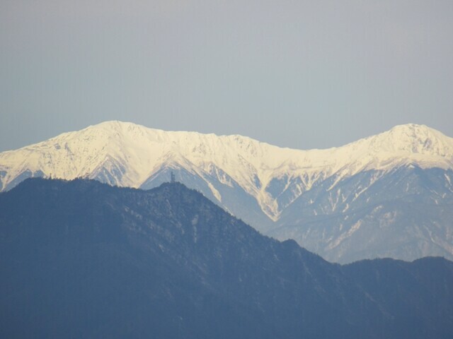 間ノ岳に農鳥岳遠望の様子