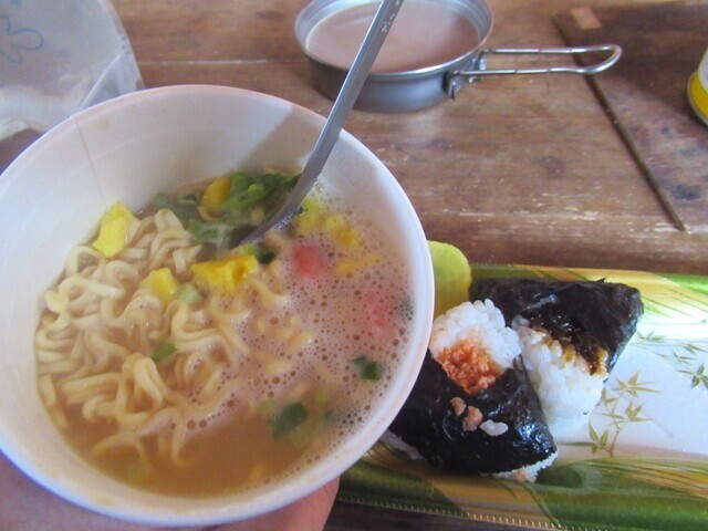 加入道避難小屋で食べたカップラーメン