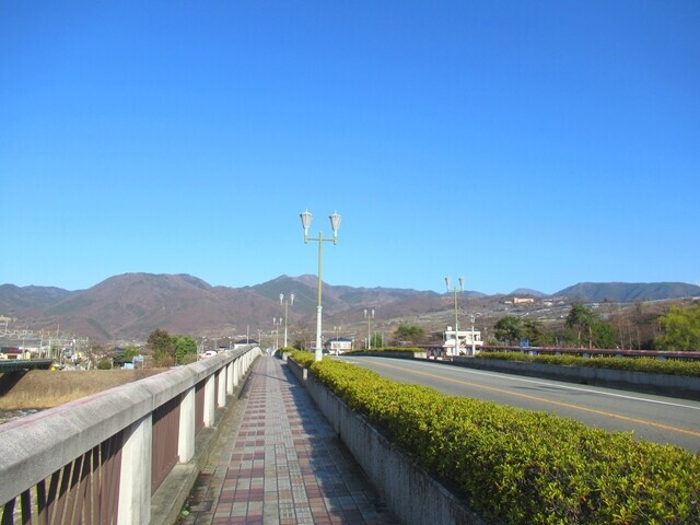 山梨市駅から笛吹川フルーツ公園へ登山をしている様子