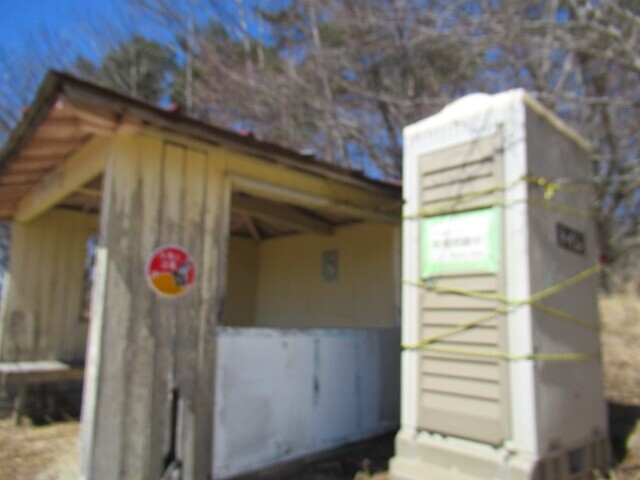 帯那山の休憩所とトイレ