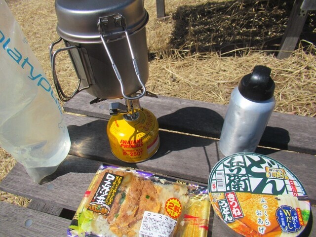 帯那山で昼食の様子