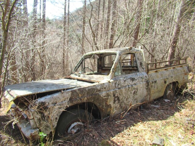 昇仙峡から水ヶ森登山口近くの廃車