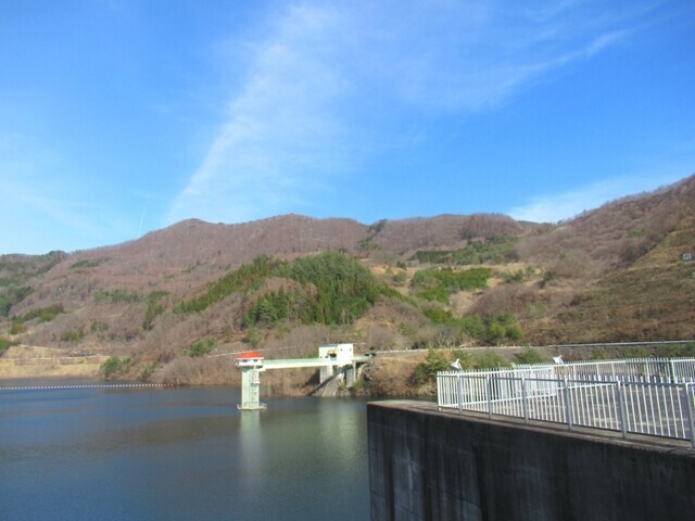 荒川ダムから見る水ヶ森方面の景色