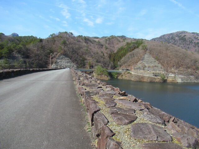 荒川ダムを渡り昇仙峡へ進んでいる様子