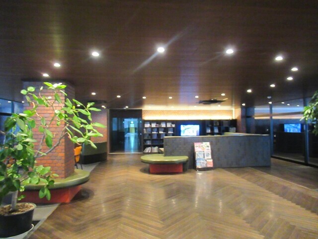 桃沢野外活動センター宿泊棟ロビーの様子