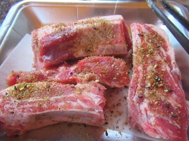 極スパイスでキャンプ料理を作っている様子