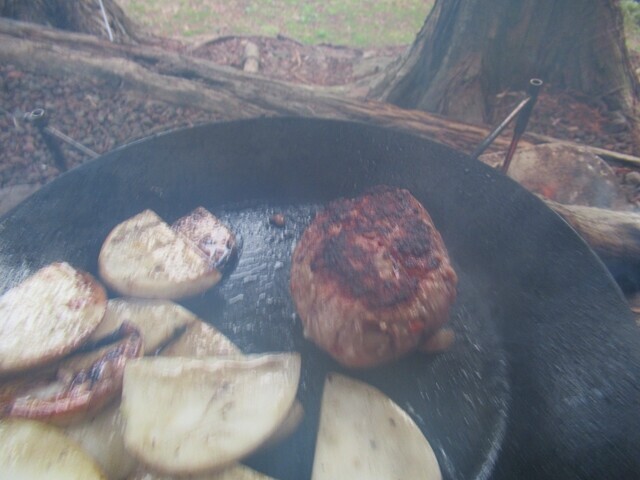 カブと一緒にハンバーグを使ってキャンプ飯