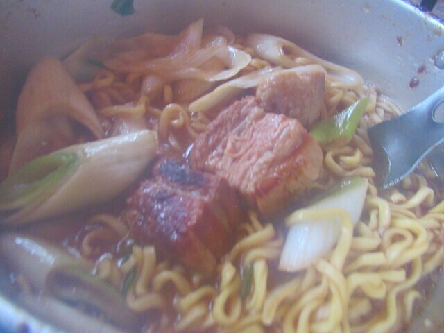 朝食をとって位牌岳、愛鷹山へ登山準備中の様子