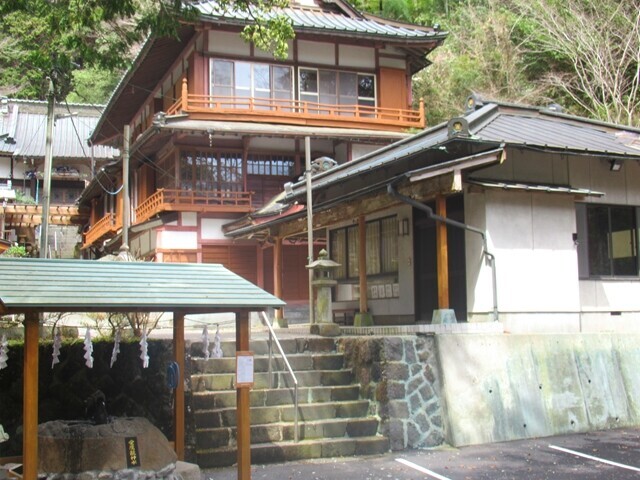 水神社建物と水汲み場