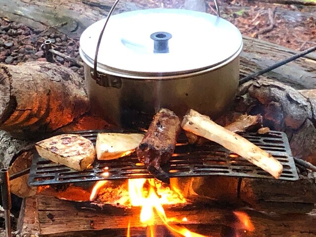 旬を迎えているカブとエリンギも一緒に焼いキャンプの調理をしている