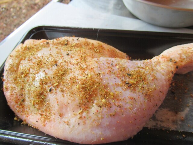 極みスパイスを振った鶏のモモ肉の様子