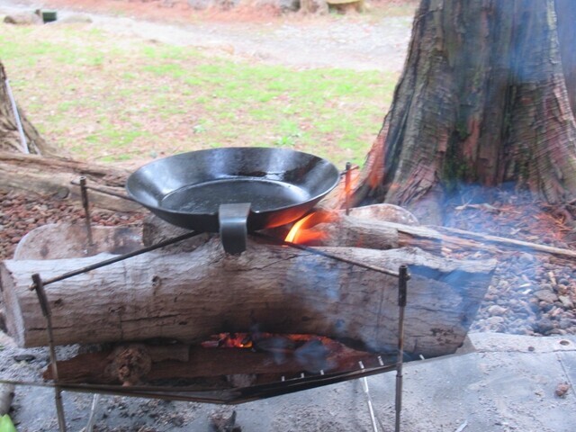 タークのフライパンで極みスパイスで味付けした鶏肉を調理の様子