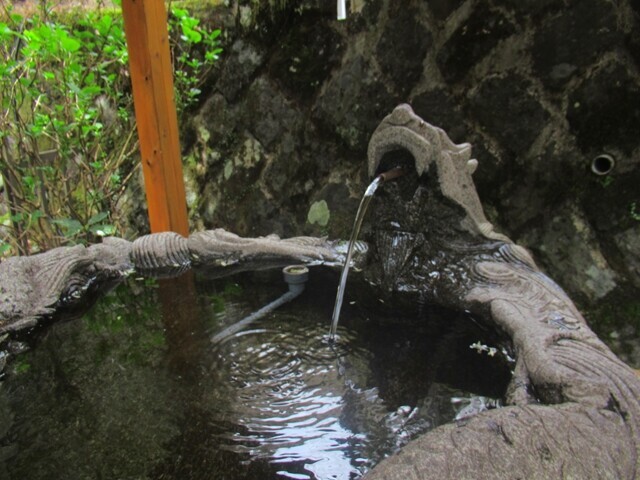 愛鷹山水神社の水を汲んでいる所