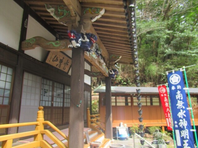 愛鷹山水神社で参拝している様子