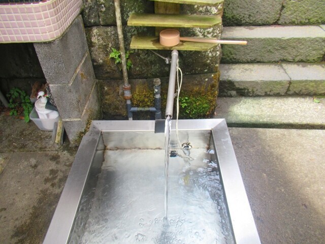 愛鷹山水神社本堂の近くの水汲み場