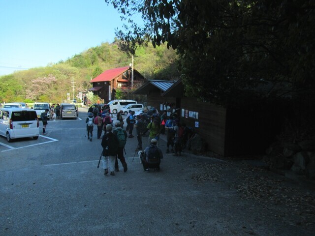 ダイトレチャレンジ登山の休憩所混雑の様子