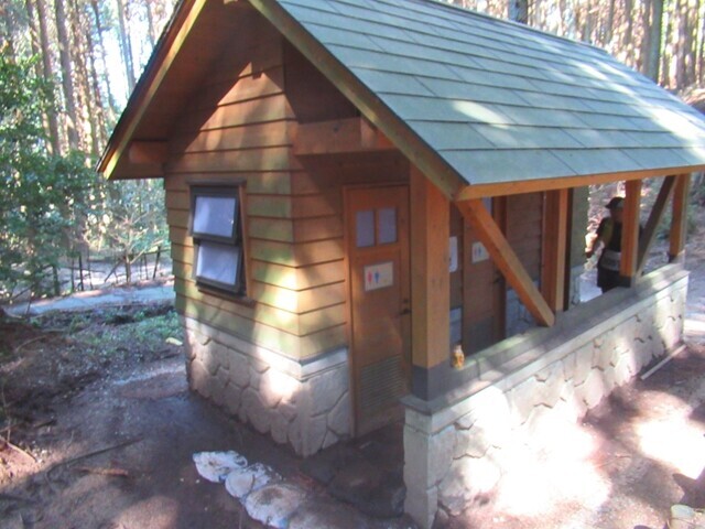ダイトレチャレンジ登山の登山道のトイレ