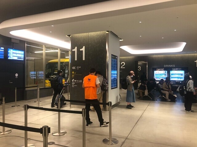 夜行バスを使って比叡山を目指している様子