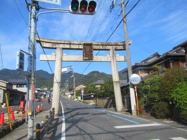 比叡山坂本駅から日吉大社へ歩いて向かっている様子