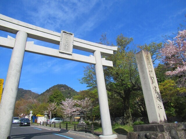 青空と白い日吉大社の大鳥居