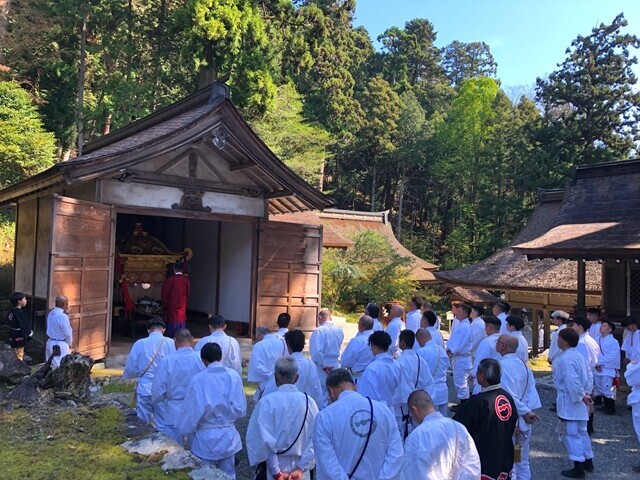 山王祭で祝詞をあげる神主と関係者