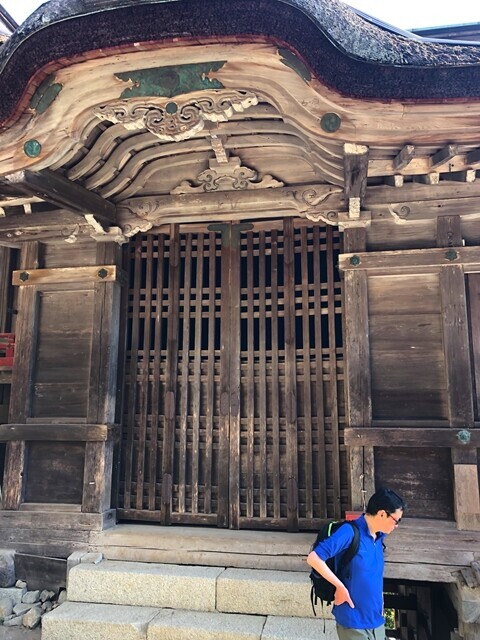 八王子山に建つ日吉大社奥宮(牛尾宮遥拝所)