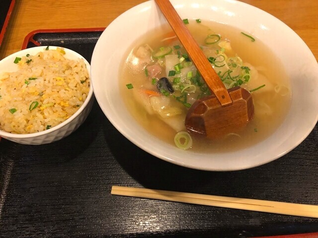 焼き豚ラーメン（ミニ炒飯付き）で８７０円を注文してレビュー開始の様子