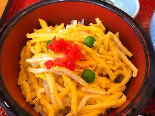 鶴㐂そばセットに付いてきたちらし寿司