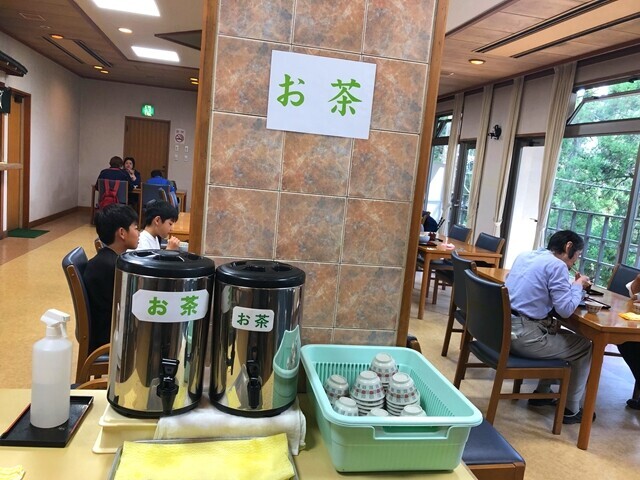 鶴㐂そばはお茶がセルフサービス