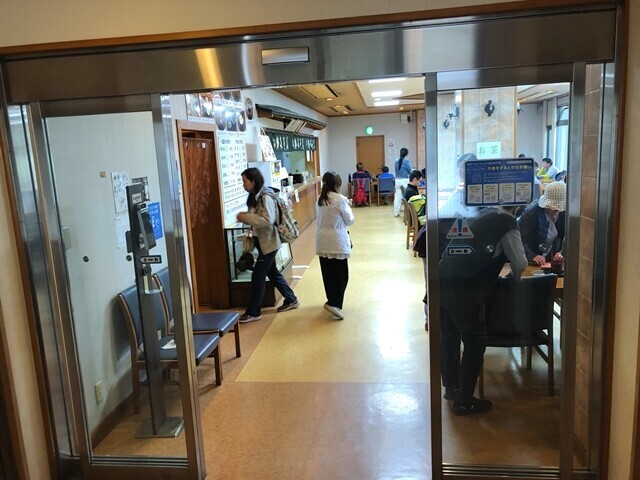 鶴㐂そばの店内の様子と混雑