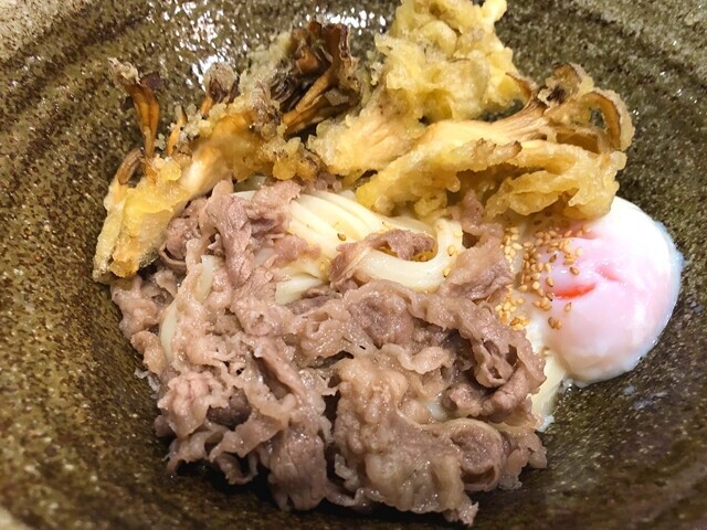 踊るうどん梅田店の人気メニューである肉マイタケ天温玉ぶっかけ（料金１,１００円）
