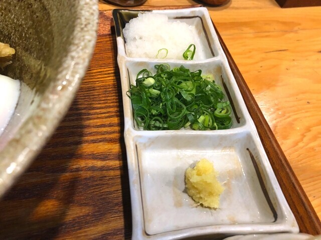 梅田踊るうどんの薬味
