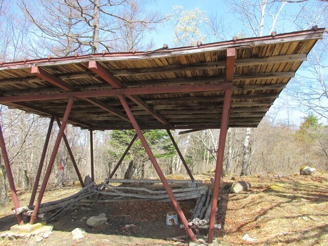 小楢山登山道にあった休憩所
