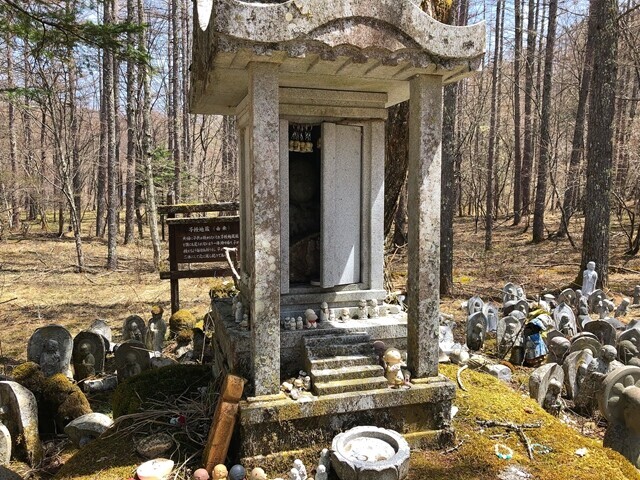 焼山峠の子授け地蔵の祠
