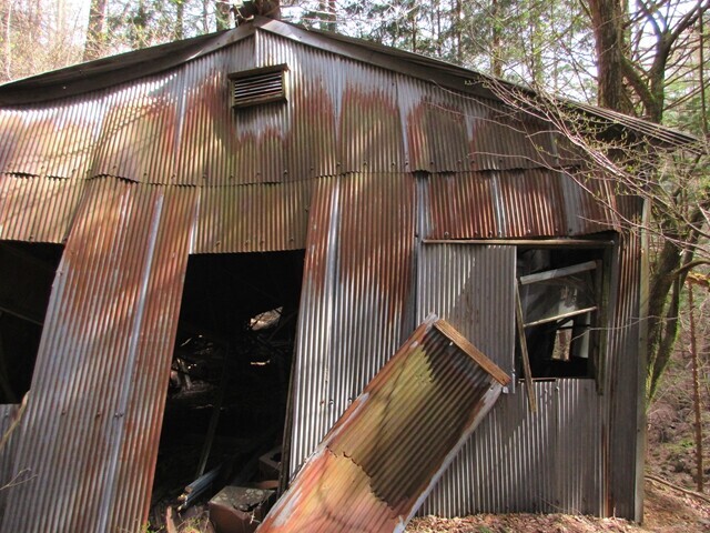 小鼓温泉への登山ルートの廃屋