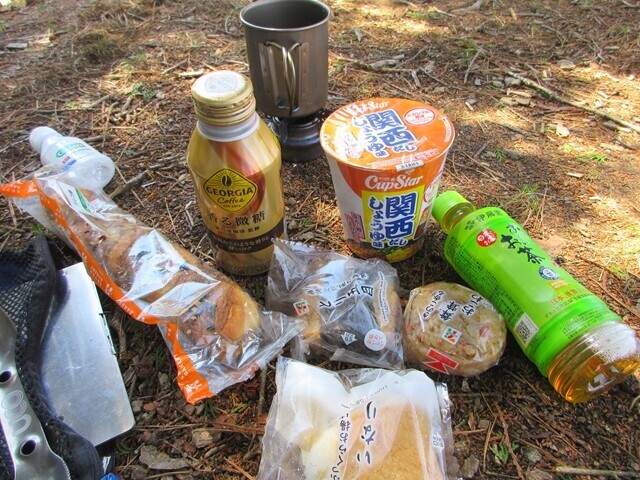 達沢山の山頂で昼飯の様子