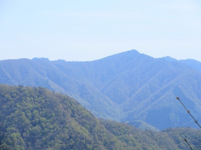 大栃山の山頂から御坂山塊景色