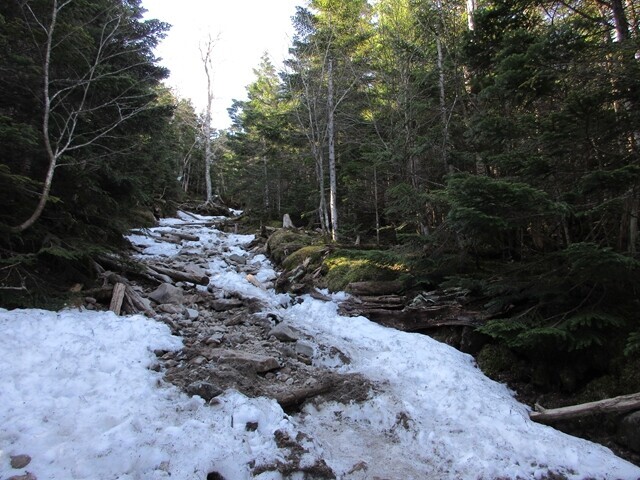 >蓼科山荘に近づくと積雪と凍結が酷い登山ルート