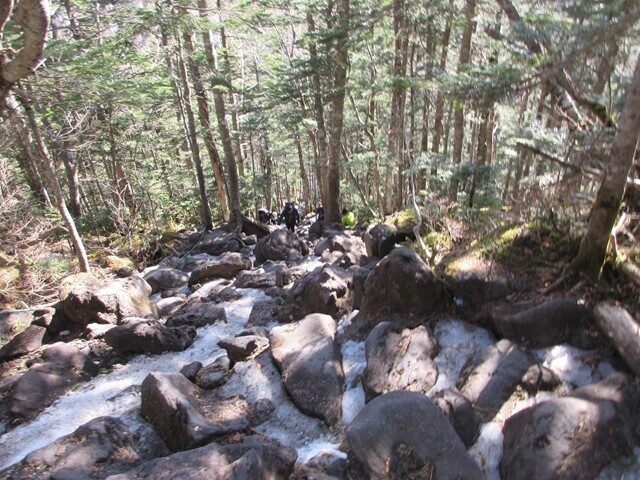 岩場と凍結のミックスで非常に歩き難くい登山ルート