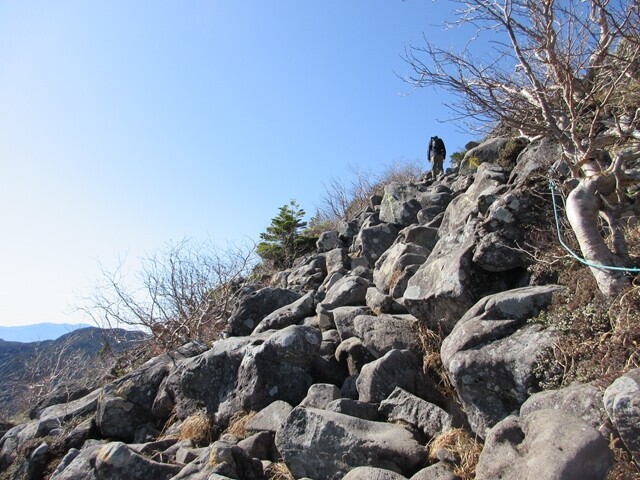 蓼科山登山ルートの岩場