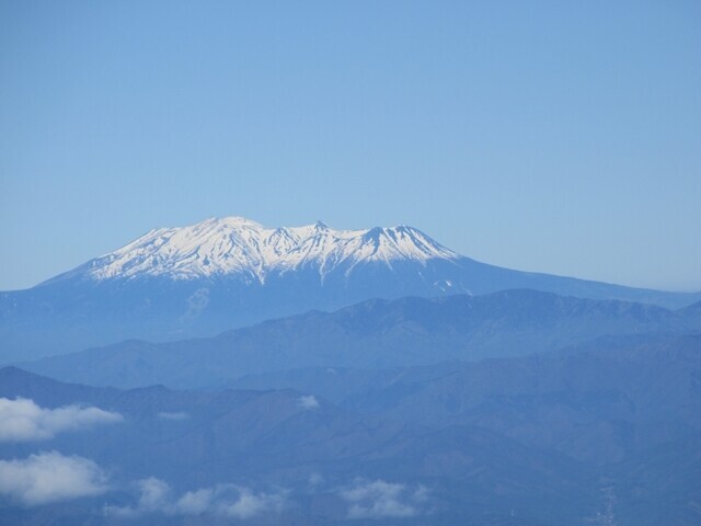 蓼科山の山頂から御嶽山の絶景