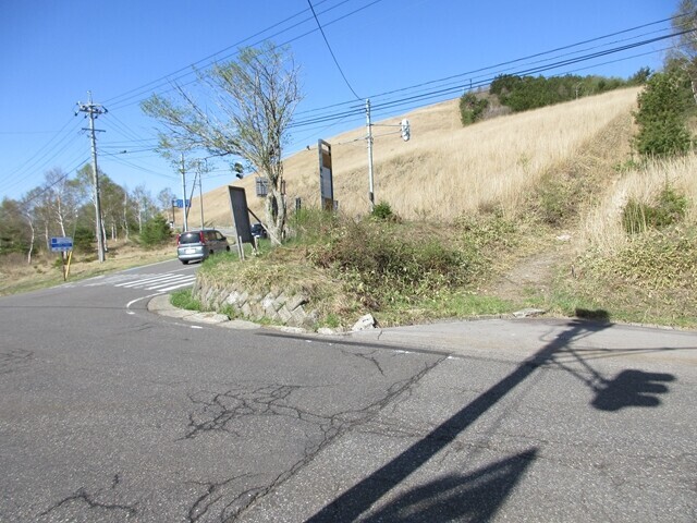 車山に至る中央分水嶺トレイルは中央右手の斜面を右手に進む場所