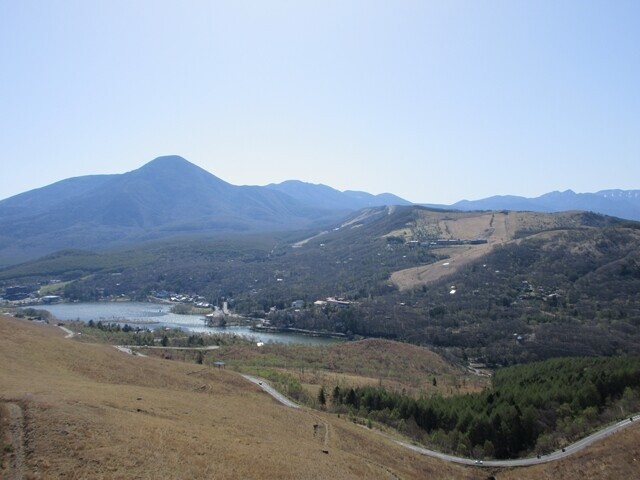 振り返っての蓼科山と白樺湖の景色