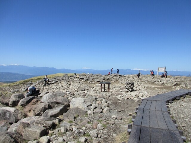 ゴツゴツとした霧ヶ峰車山の山頂