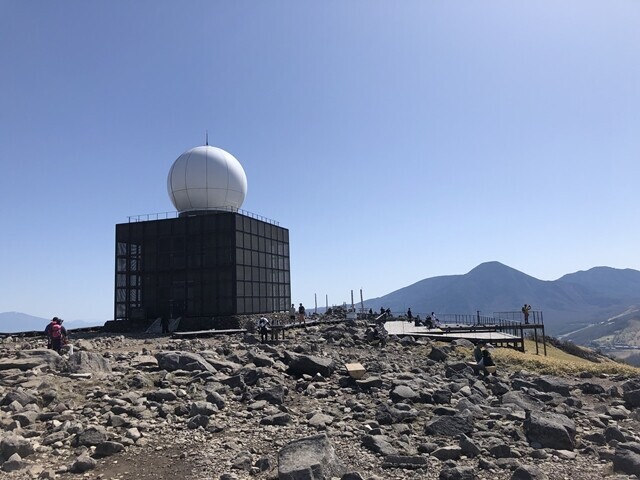 車山のアンテナ基地と蓼科山