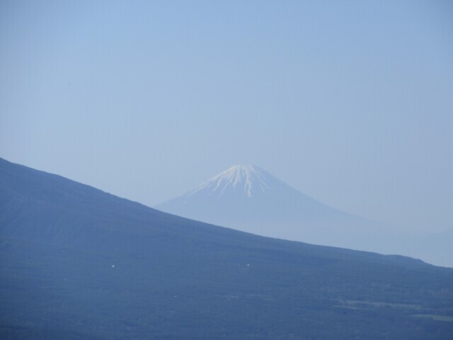 薄っすらですが富士山の景色が車山の山頂から見えた様子
