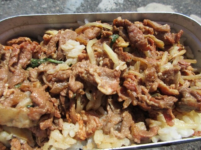八島湿原の入口で昼飯の様子