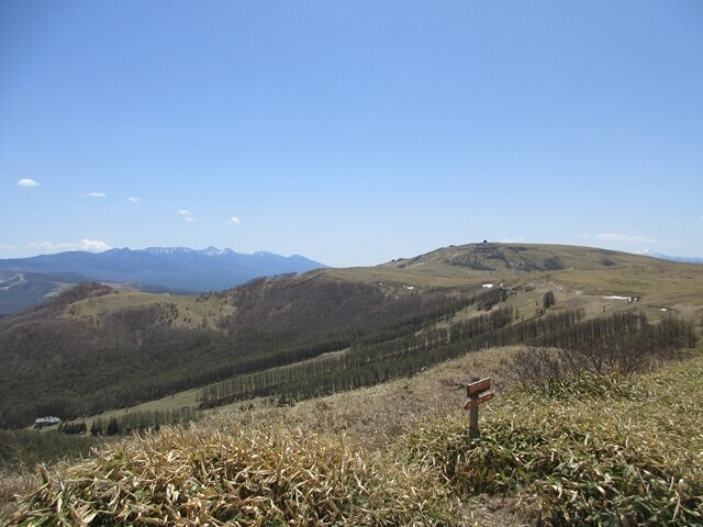 北の耳から車山の山頂方面と八ヶ岳景色