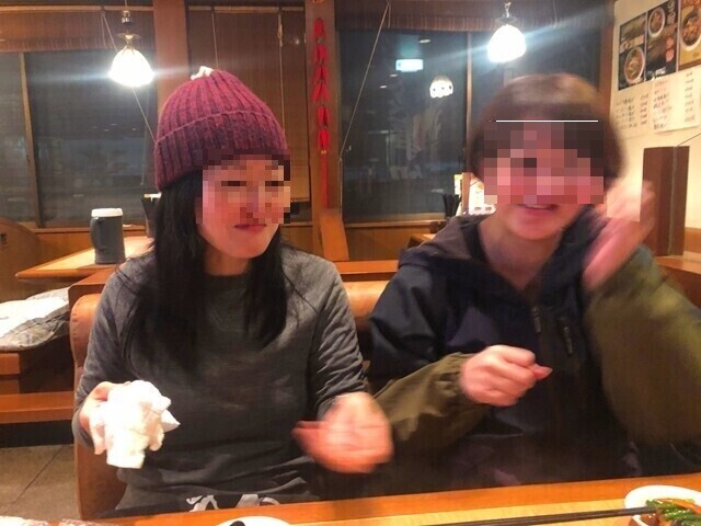 料理にテンションが上がっている女性キャンパーたち