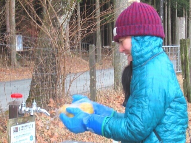 冬のふもっとっぱらキャンプ場水が冷たい様子